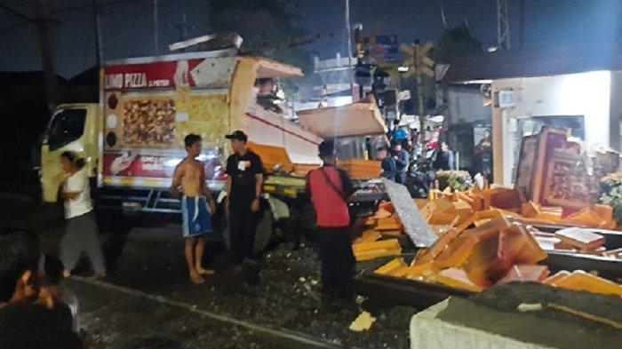 Kereta Api Tabrak Truk Boks di Pelintasan Stasiun Bojonggede, Perjalanan Terganggu